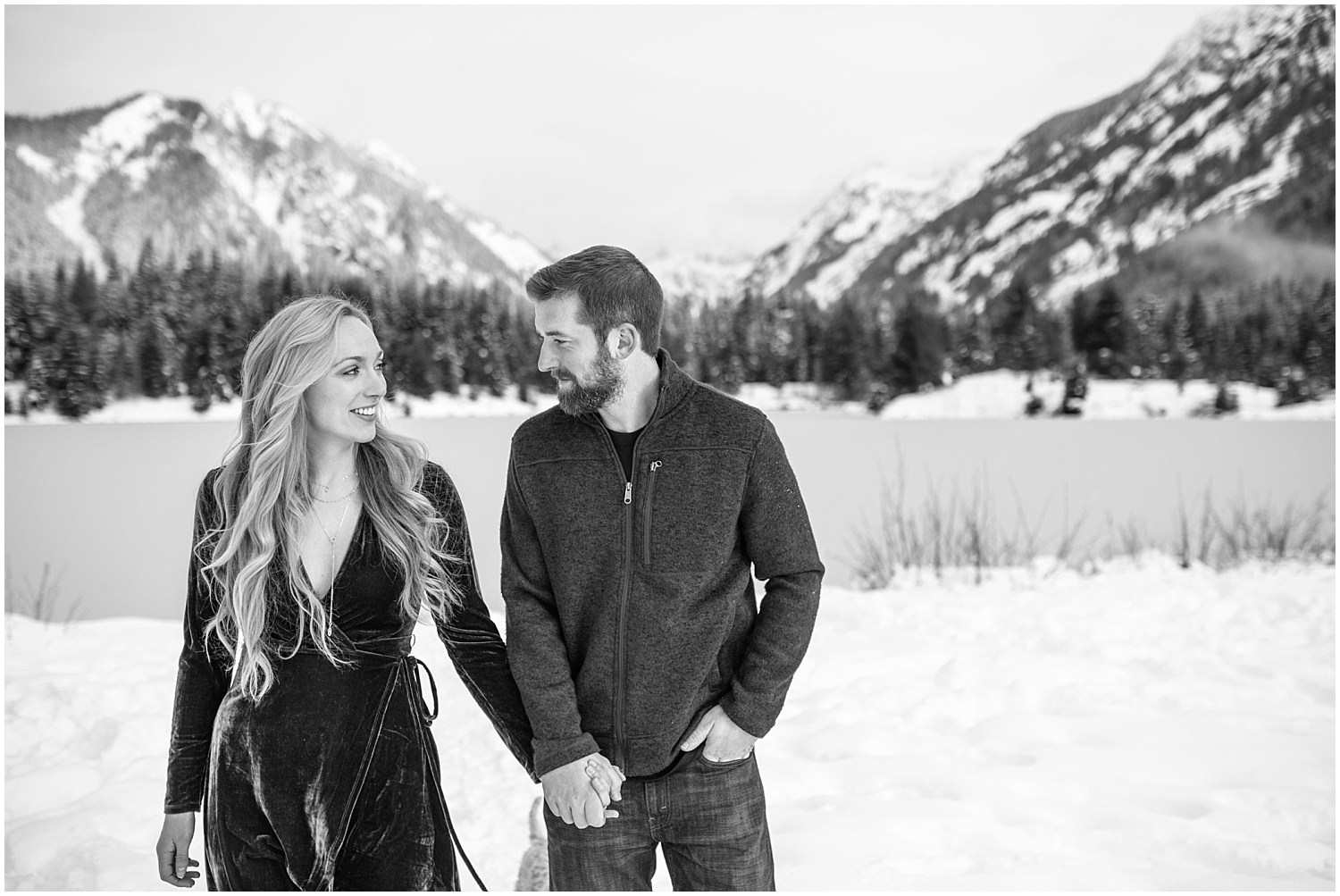 Snowy Winter Engagement Pictures at Snoqualmie Pass