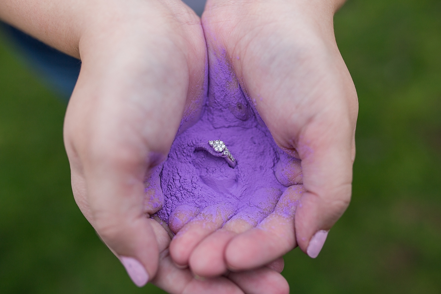 How to personalize your engagement pictures: play with paint powder!