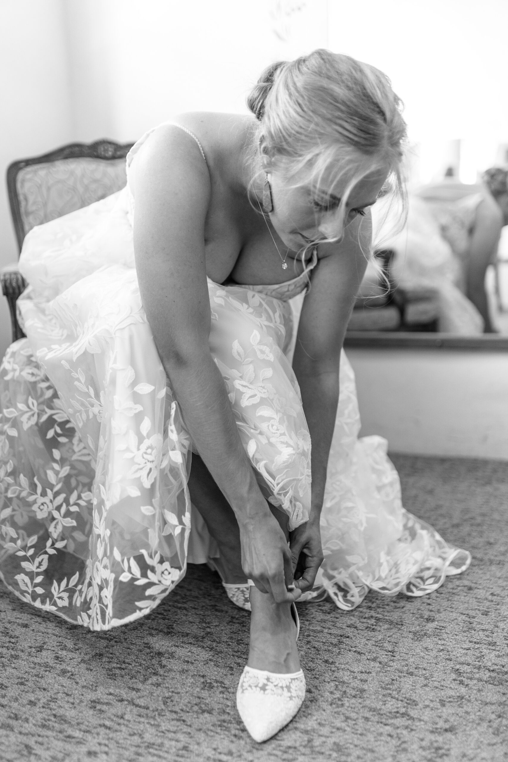 bride getting ready at UNM Alumni Chapel wedding in Albuquerque